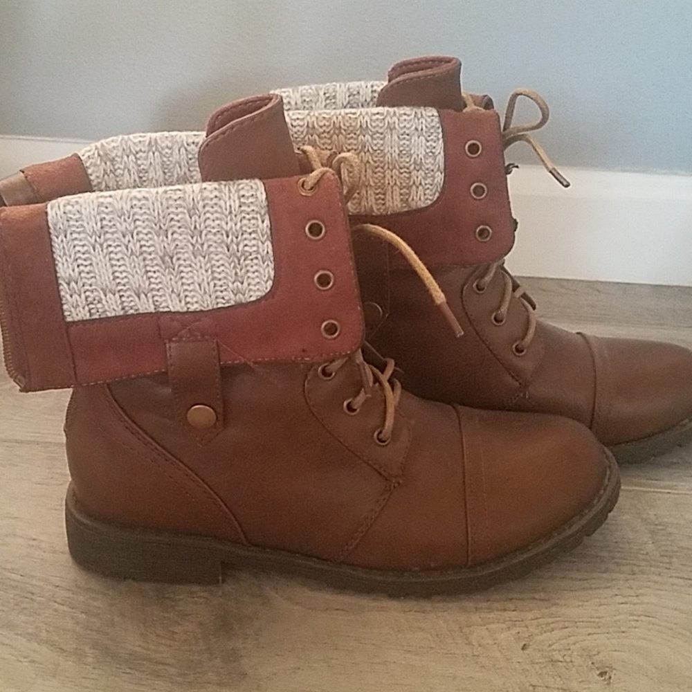Black Poppy boots